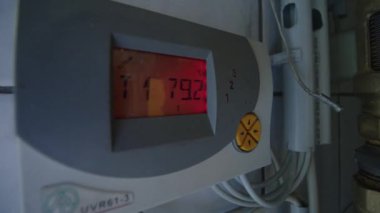 Güneş termal kontrol ünitesi ısıtma odasında. Yüksek kalite 4k görüntü