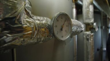 Isıtma odasındaki sıcak su tankında termometre. Yüksek kalite 4k görüntü