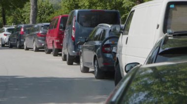 Avusturya Salzkammergut 'ta turistik bir yere park ediyorlar. Yüksek kalite 4k görüntü