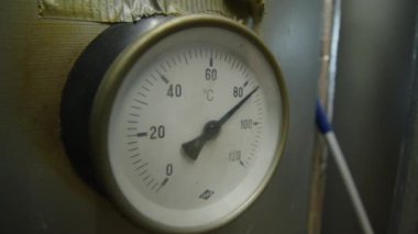 Isıtma odasındaki sıcak su tankında termometre. Yüksek kalite 4k görüntü