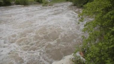 Weir nehrinin yüksek gelgitinde nehir. Yüksek kalite 4k görüntü