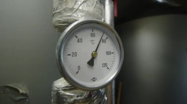 Isıtma odasındaki sıcak su tankında termometre. Yüksek kalite 4k görüntü