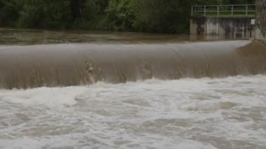 Weir nehrinin yüksek gelgitinde nehir. Yüksek kalite 4k görüntü