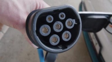 Elektrik kablosunu duvar kutusundan şarj ediyorum. Yüksek kalite 4k görüntü