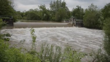 Weir nehrinin yüksek gelgitinde nehir. Yüksek kalite 4k görüntü