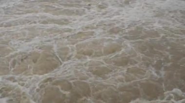 Weir nehrinin yüksek gelgitinde nehir. Yüksek kalite 4k görüntü