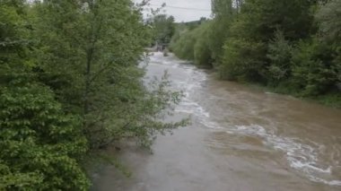 Weir nehrinin yüksek gelgitinde nehir. Yüksek kalite 4k görüntü