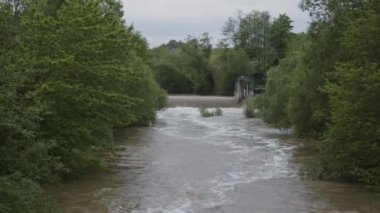 Avusturya 'daki nehirde gelgit yükselmesi. Yüksek kalite 4k görüntü
