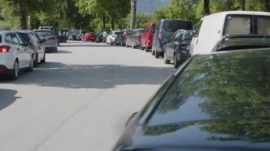 Avusturya Salzkammergut 'ta turistik bir yere park ediyorlar. Yüksek kalite 4k görüntü