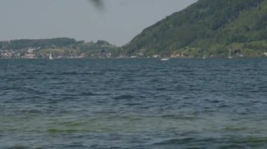 Avusturya Salzkammergut 'taki Traunsee Gölü' nde motorlu tekne ve yelkenli. Yüksek kalite 4k görüntü