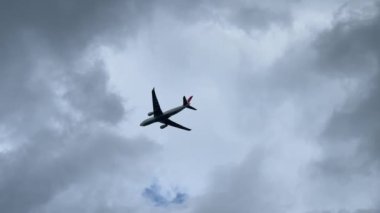 Bulutlu gökyüzüne karşı uçak kalkıyor. Yüksek kalite 4k görüntü