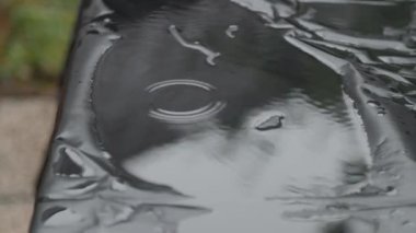 Yağmur hiç örtülü bahçe masasını damlatmadı. Yüksek kaliteli FullHD görüntüler