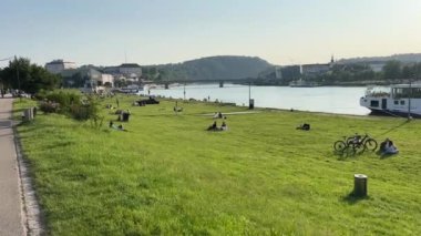 Tuna Nehri 'nde yolcu gemisi ve günbatımında insanlar. Yüksek kalite 4k görüntü