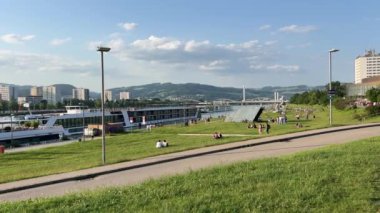 Tuna Nehri 'nde yolcu gemisi ve günbatımında insanlar. Yüksek kalite 4k görüntü