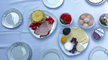 Bahçe masasında nefis brunch tabakları. Yüksek kaliteli FullHD görüntüler