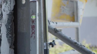 İnşaat alanındaki seviyeyle ölçüm yapan biri. Yüksek kalite 4k görüntü