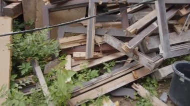 Bahçesinde ahşap kapılar ve pencereler olan enkaz yığını. Yüksek kalite 4k görüntü