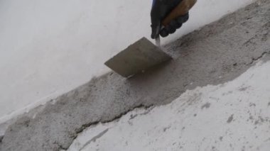 İnşaatçı inşaat alanında malayla havan topu kullanıyor. Yüksek kalite 4k görüntü