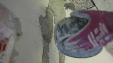 İnşaat alanında iç duvar dolduran kadınlar. Yüksek kalite 4k görüntü