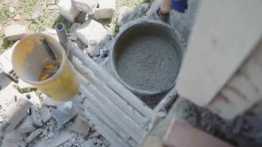 İnşaatçı inşaat alanında malayla havan topu kullanıyor. Yüksek kalite 4k görüntü