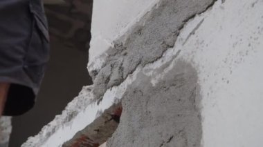 İnşaatçı inşaat alanında malayla havan topu kullanıyor. Yüksek kalite 4k görüntü