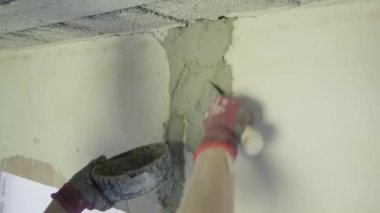 İnşaat alanında iç duvar dolduran kadınlar. Yüksek kalite 4k görüntü