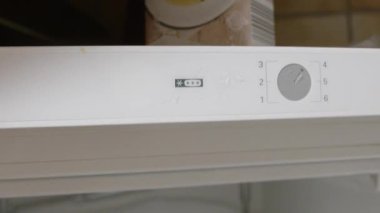 Buzlu bölmelerden gelen buzluğu eritiyorum. Yüksek kalite 4k görüntü