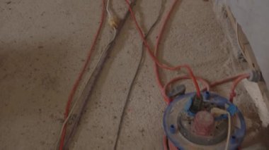 Evin inşaat alanındaki koridorda elektrik kabloları var. Yüksek kalite 4k görüntü
