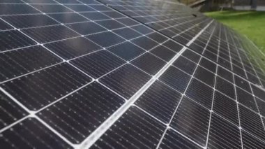 evdeki fotovoltaik panellerde dolaşın. Yüksek kalite 4k görüntü