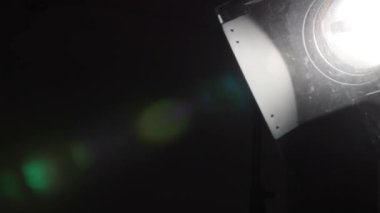 Lens ışığıyla spot ışıklarının arasından geç. Yüksek kalite 4k görüntü