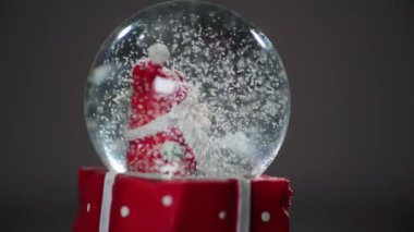 Kar küresindeki Noel Baba süslemesi figürü. Yüksek kalite 4k görüntü