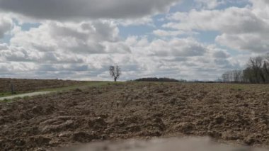 İlkbaharda tarımın üzerindeki bulutların zamanı. Yüksek kalite 4k görüntü