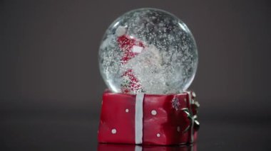 Kar küresindeki Noel Baba süslemesi figürü. Yüksek kalite 4k görüntü