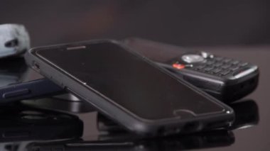 Pikabın üzerinde farklı nesil cep telefonları ve akıllı telefonlar var. Yüksek kalite 4k görüntü