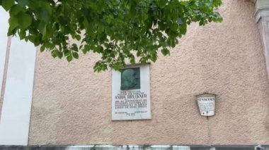 Kötü Ischl kilisesindeki besteci Anton Bruckner 'ın anısına bir plaket. Yüksek kalite 4k görüntü