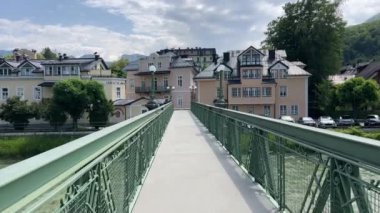 Yukarı Avusturya Salzkammergut 'taki Traun nehrinin yanındaki Bad Ischl. Yüksek kalite 4k görüntü