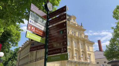 Avusturya, Bad Ischl 'deki tarihi postane ve tabela. Yüksek kalite 4k görüntü