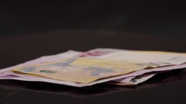 Ağır çekimde düşen bir sürü euro banknot. Yüksek kalite 4k görüntü