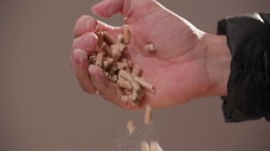 Yavaş çekimde ahşap topaklar dökülüyor. Yüksek kalite 4k görüntü