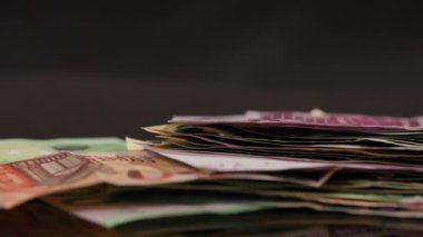 Ağır çekimde düşen bir sürü euro banknot. Yüksek kalite 4k görüntü