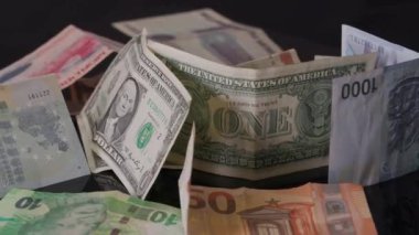 Pikapta dönen uluslararası para birimlerinin banknotları. Yüksek kalite 4k görüntü
