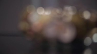 Avro paraları cam kavanozlara dökülen paraları değiştirir. Yüksek kalite 4k görüntü