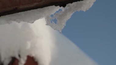 Kışın güneşli bir havada eriyen karlar. Yüksek kalite 4k görüntü