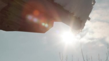 Kışın güneşli bir havada eriyen karlar. Yüksek kalite 4k görüntü