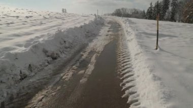 Kışın kırsalda kar yolu temizledi. Yüksek kalite 4k görüntü