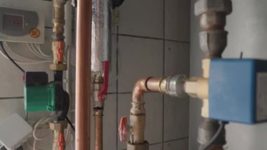 Kazan dairesinde solarotermal tesisat borusu. Yüksek kalite 4k görüntü
