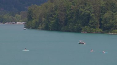 Alp Faaker 'da su sporları, tekneler ve SUP' lar. Carinthia 'da göle bakın. Yüksek kalite 4k görüntü