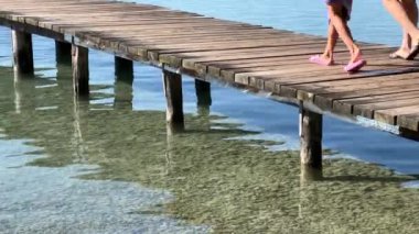Yukarı Avusturya 'daki Attersee Gölü' nde banyo yapan iskele. Yüksek kalite 4k görüntü