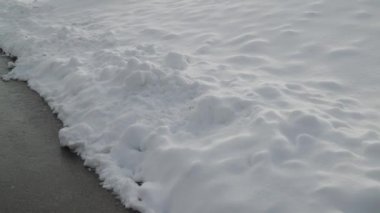 Kışın evde kar yığını. Yüksek kalite 4k görüntü