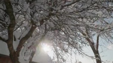 Kışın karla kaplı yurtlar ve kırsal evlerin çatısı. Yüksek kalite 4k görüntü